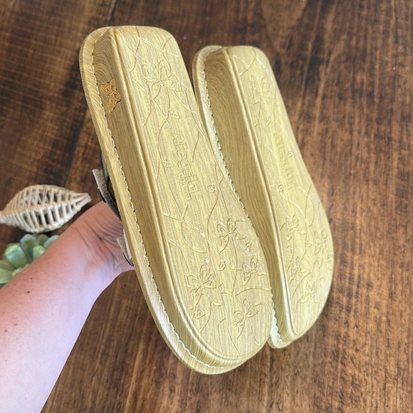 Alegria | “Venice Gold Your Own Way” Casual Slip On Leather Wedge Sandals, Sz38 - Picture 6 of 8